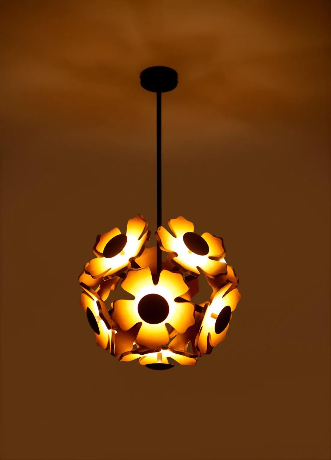 Cluster di fiori in terracotta e sfere nere di Hatsu
Dimensioni: D. 33 x L. 33 x H. 58 cm
Materiali: Ceramica, metallo.

Tutte le nostre lampade possono essere cablate a seconda del Paese. Se viene venduto negli Stati Uniti, sarà cablato per gli