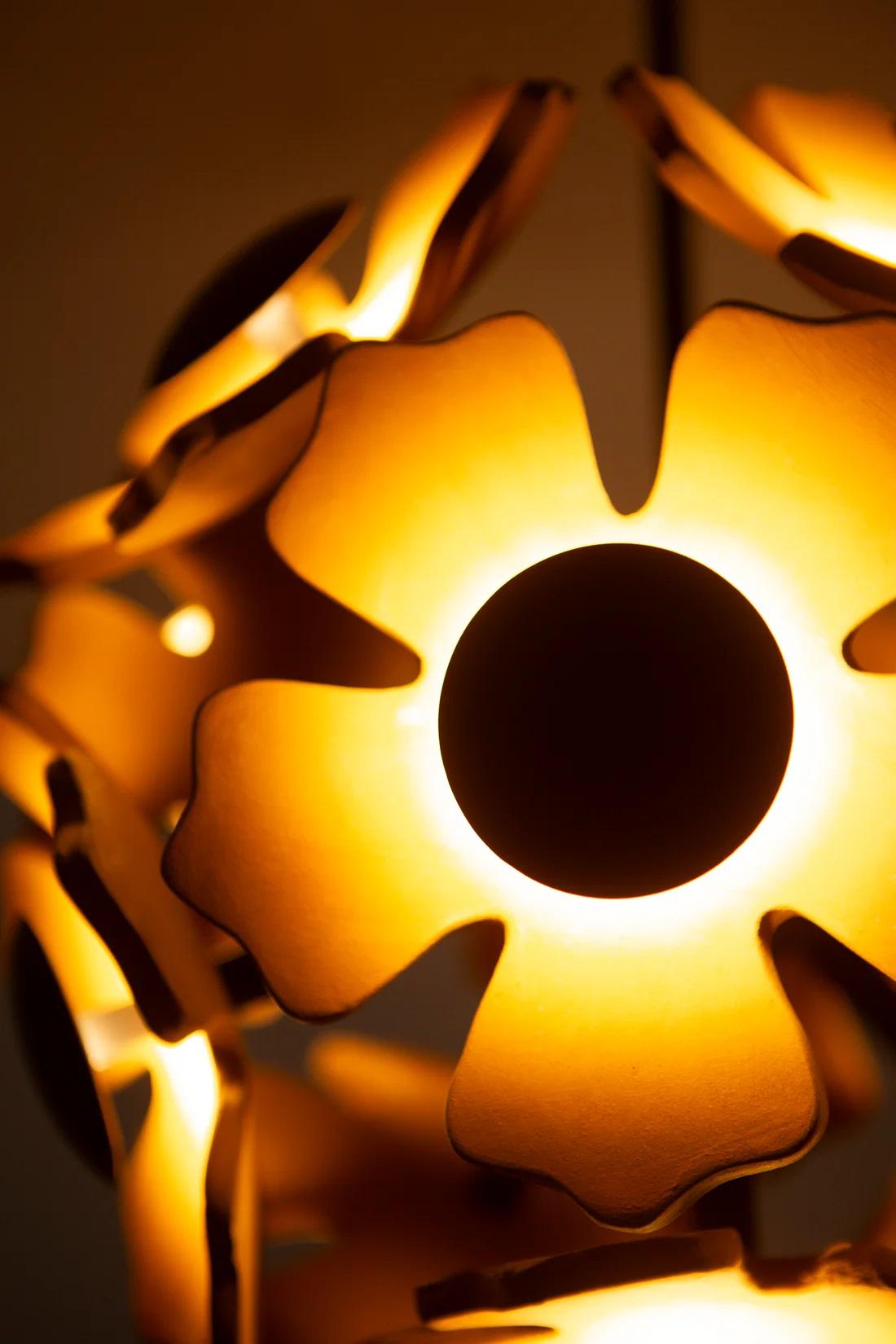 Moderno Cluster di fiori in terracotta e sfere nere di Hatsu in vendita