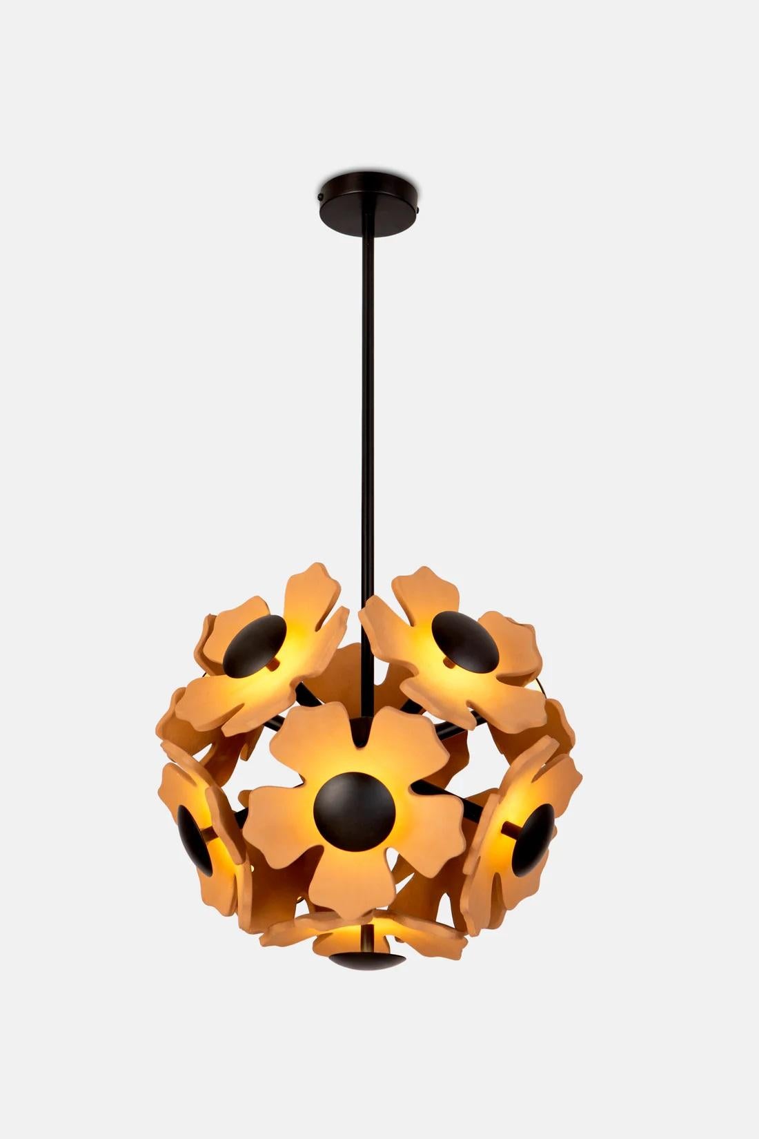 Indiano Cluster di fiori in terracotta e sfere nere di Hatsu in vendita