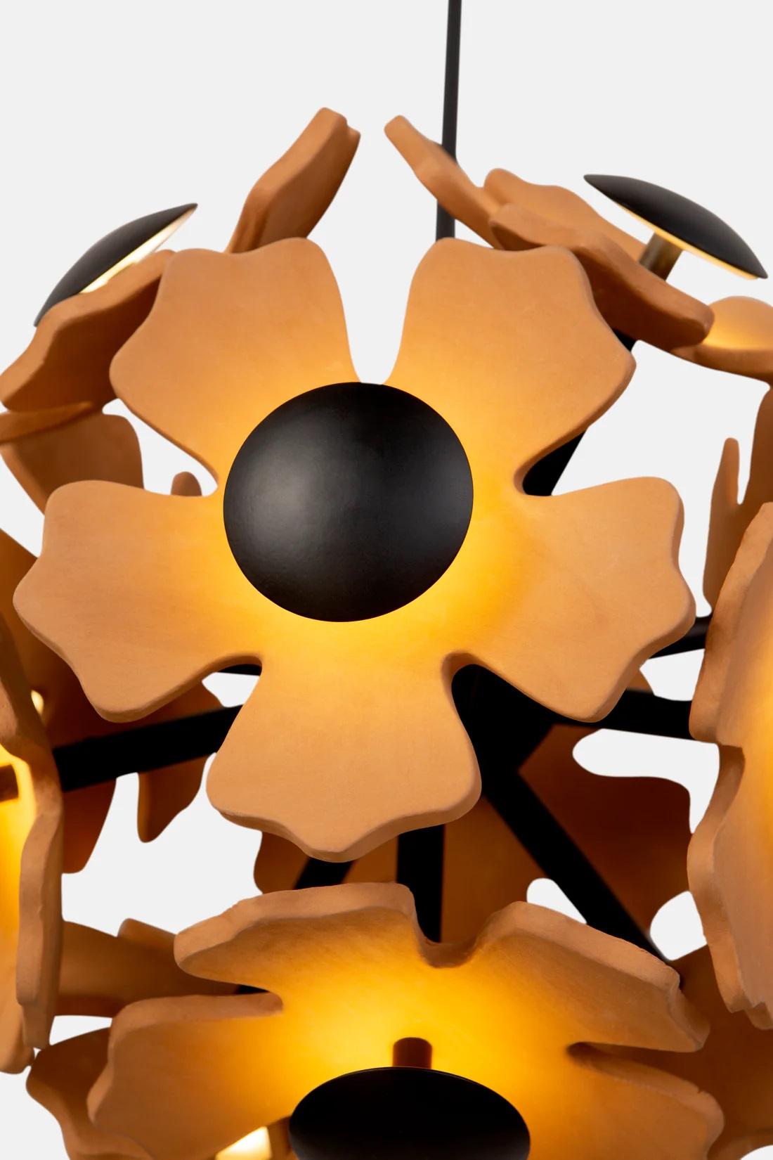 Cluster di fiori in terracotta e sfere nere di Hatsu In condizioni Nuovo in vendita a Geneve, CH