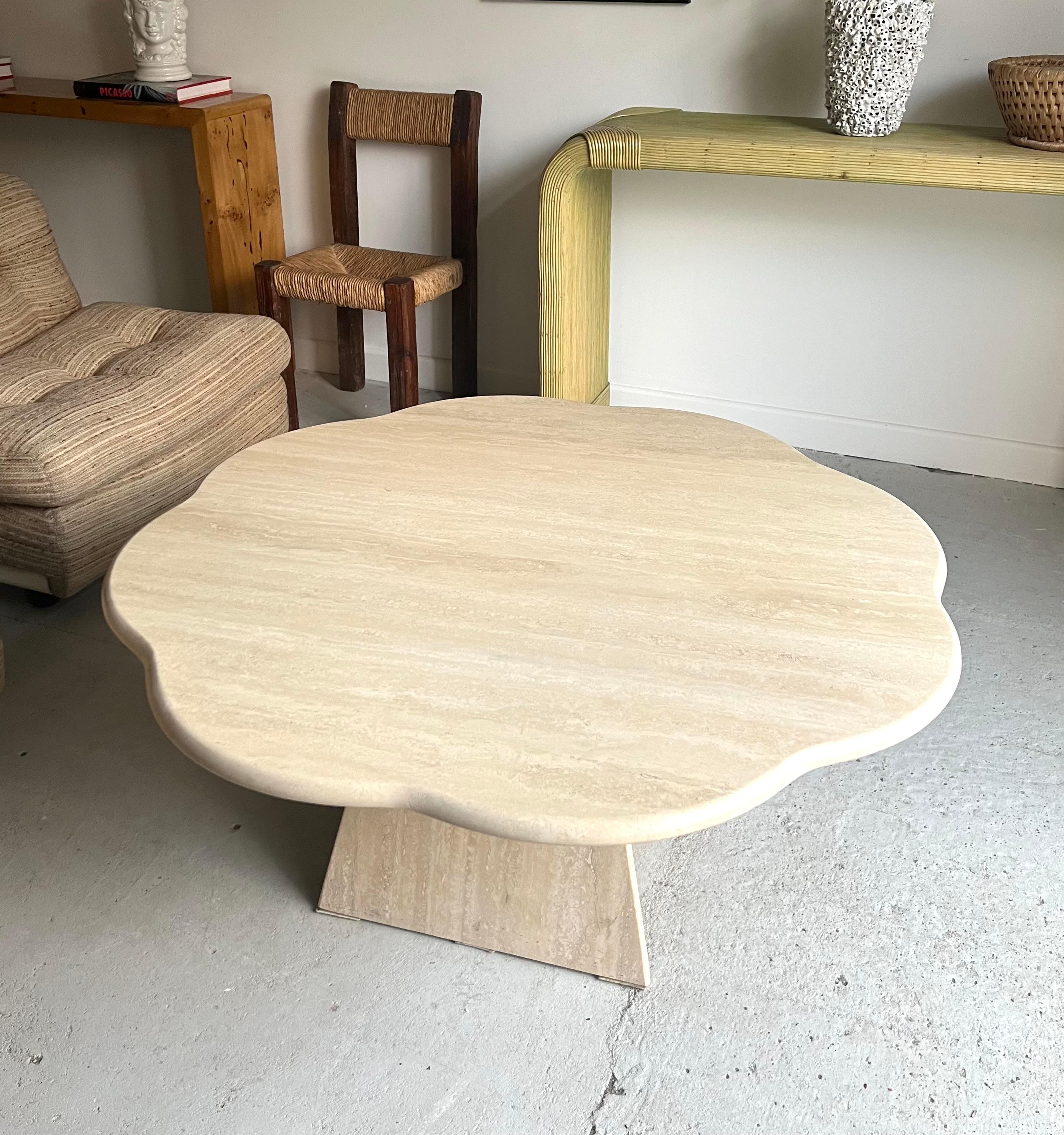 This exquisite Italian travertine coffee table from the 1980s boasts a unique and rare cut flower design, making it a standout piece.

It is in very good condition for its age, without any imperfections.