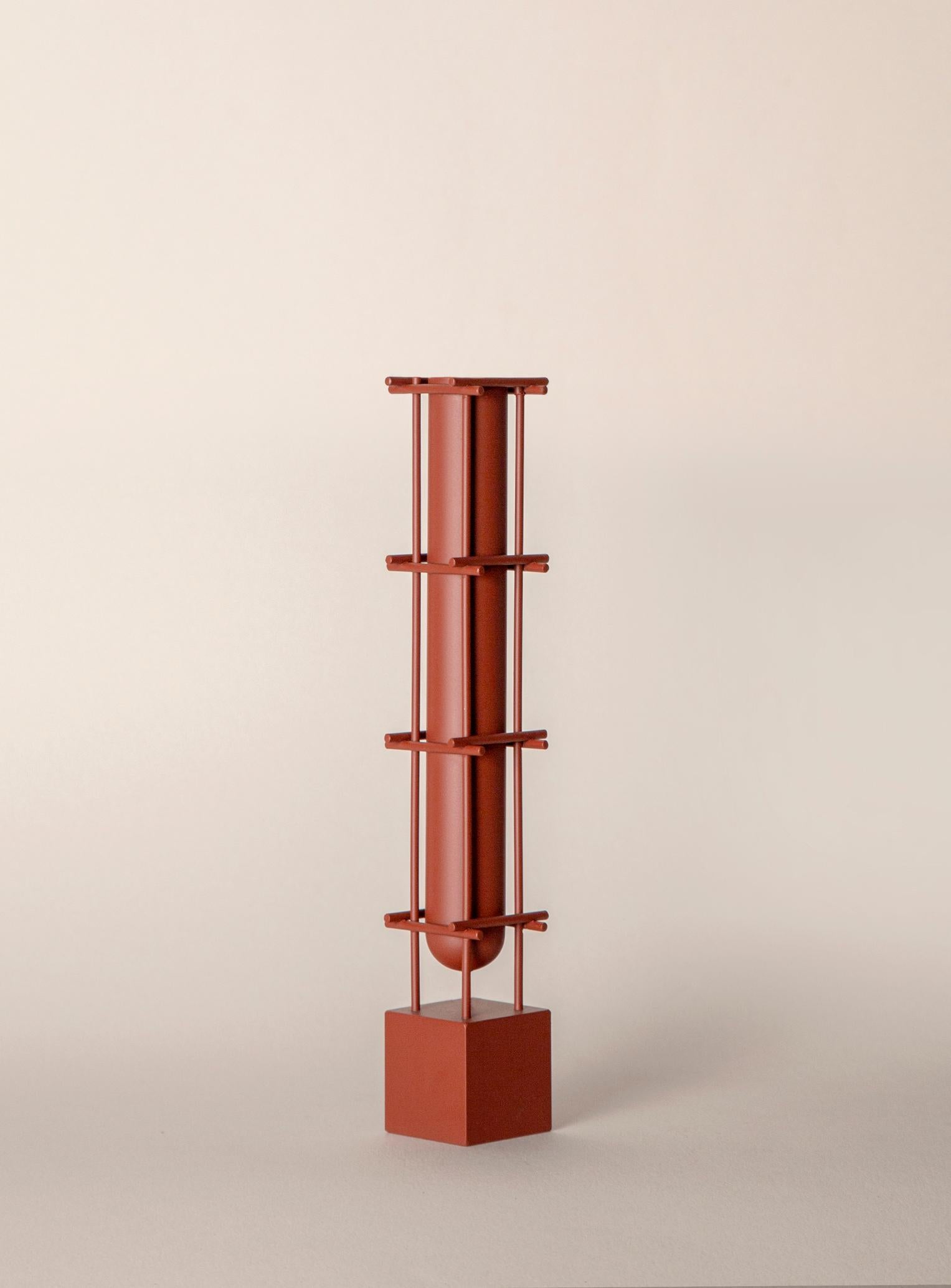 This single-flower vase is made of steel and has the motif of scaffolding from a construction site.
Despite the material, it has a floating impression.


