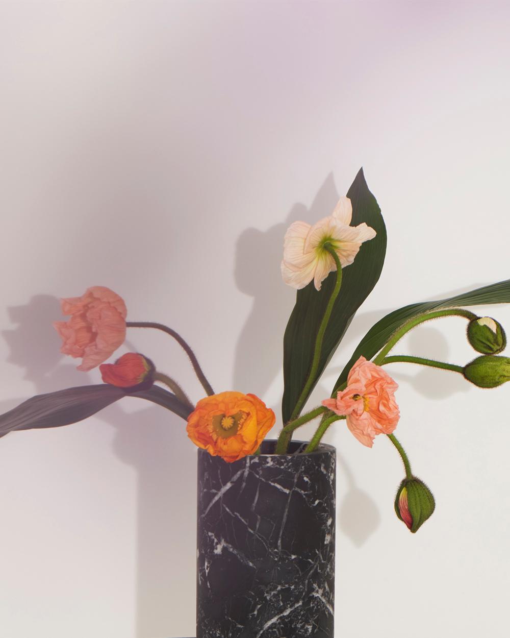 Vase à fleurs en marbre Marquinia noir, conçu par Karen Chekerdjian, fabriqué en Italie
Fait partie des accessoires de la Collection S'épanouir - vases, bougies, bols. Il peut être utilisé pour personnaliser la table Inside Out Dining et la console