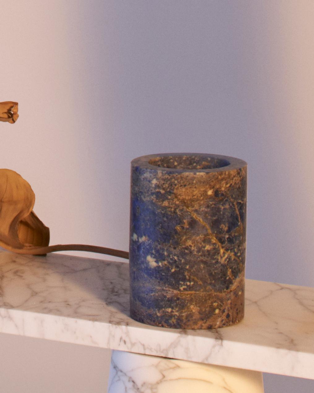Blumenvase aus blauem Sodalith-Marmor, entworfen von Karen Chekerdjian, hergestellt in Italien
Auch in den Marmorsorten Red Levanto und Black Marquinia erhältlich
Dies ist ein Teil des Zubehörs der Inside Out Collection'S  - Vasen, Tische, Schalen,