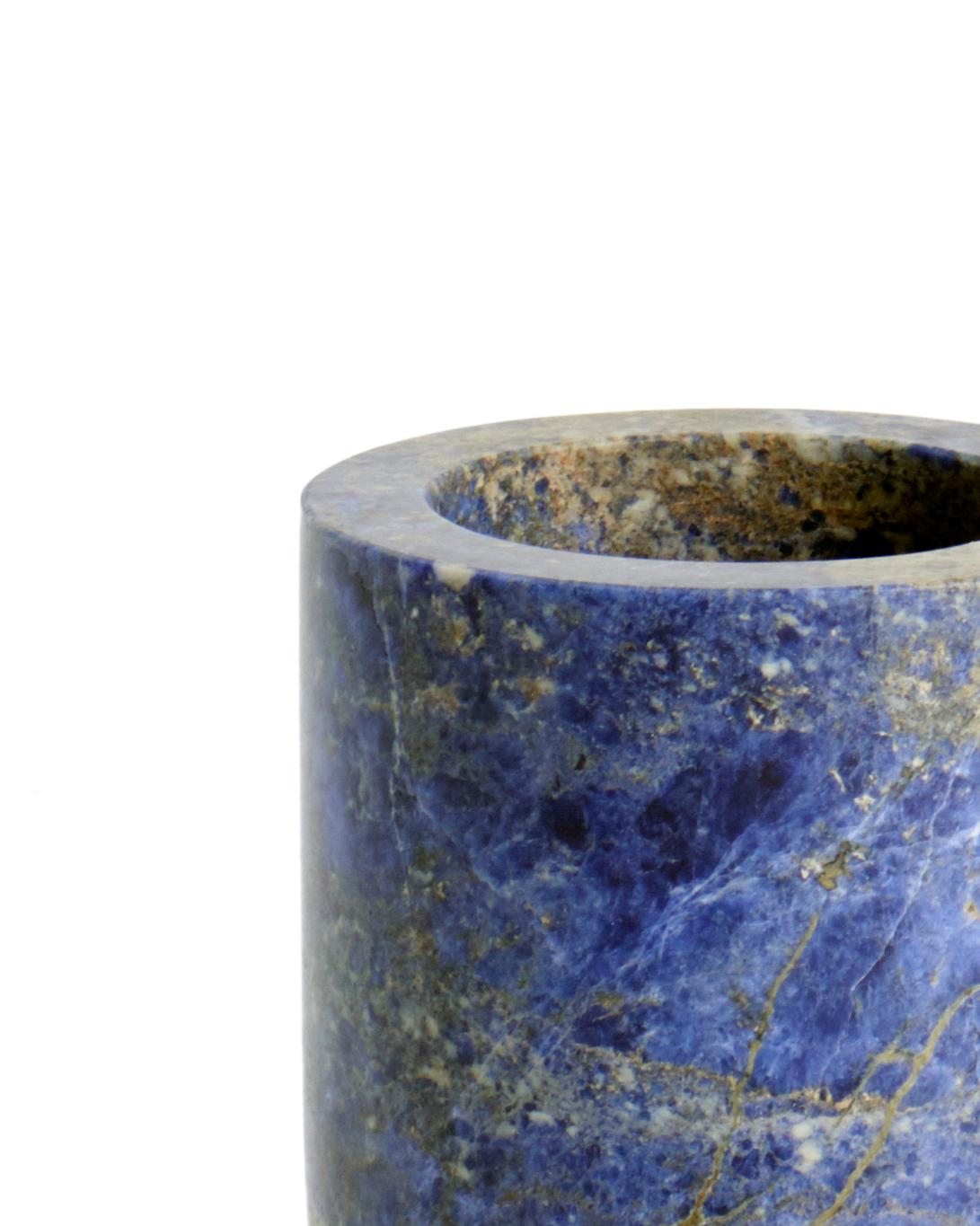 Neue moderne Blumenvase aus blauem Marmor, Schöpferin Karen Chekerdjian (Moderne) im Angebot