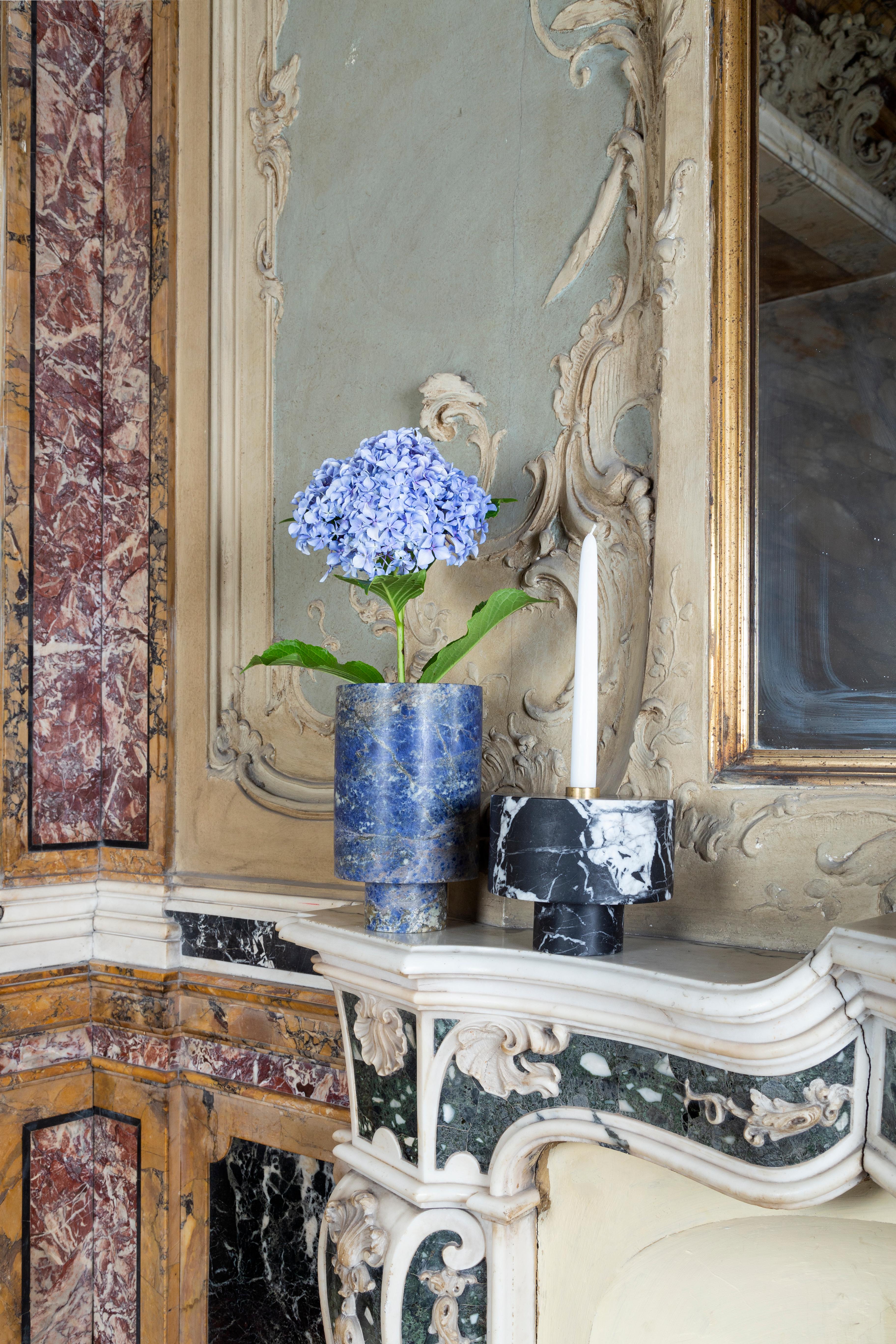 Neue moderne Blumenvase aus blauem Marmor, Schöpferin Karen Chekerdjian im Angebot 3