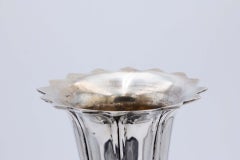 Flower vase in smooth silver with wavy rim