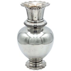 Flower vase in smooth silver with wavy rim