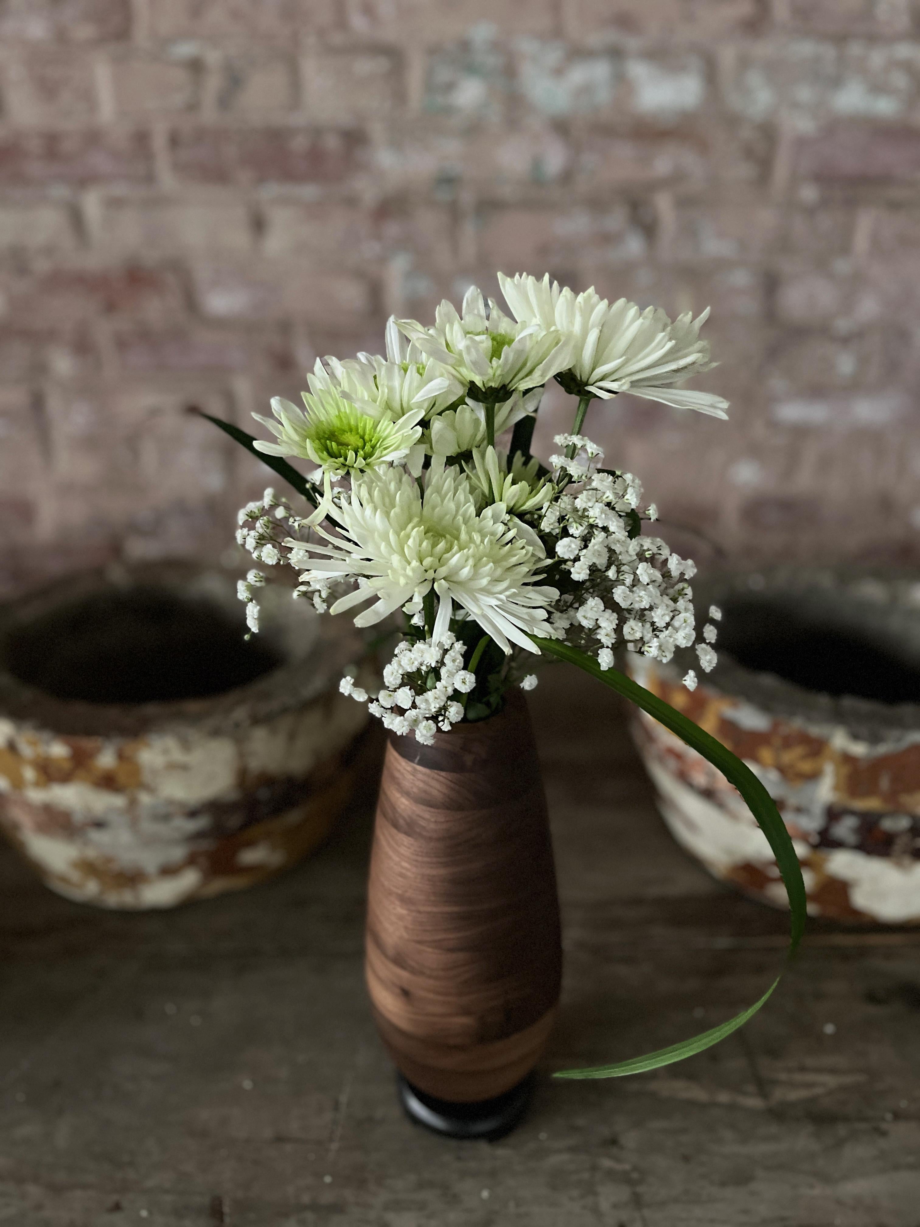 Eine Holzvase mit Bronzesockel von Alabama Sawyer ist elegant und raffiniert, bereit, in einen modernen Kontext integriert zu werden. Die Glaseinsätze enthalten Wasser, das die Blumen nährt und ihre Lebensdauer verlängert. Ein Holzgefäß ist die