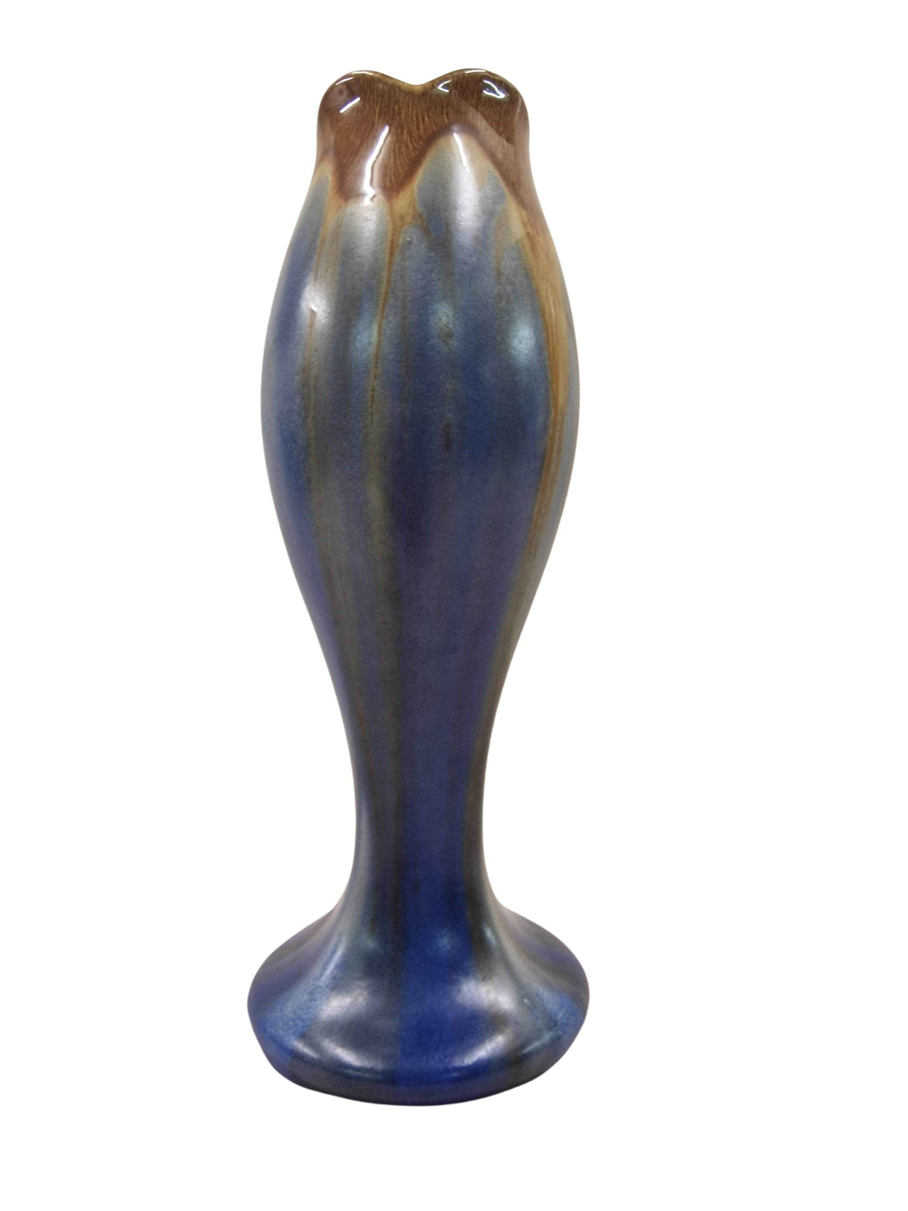 Wunderschöne Blumenvase des berühmten Herstellers Thulin aus Belgien, hergestellt in den 1930er Jahren. 

Die Vase ist in Form wie in Farbigkeit aufwendig gestaltet. Der runde Sockel geht in eine erhabene, bauchige Form über, die im oberen Auslauf