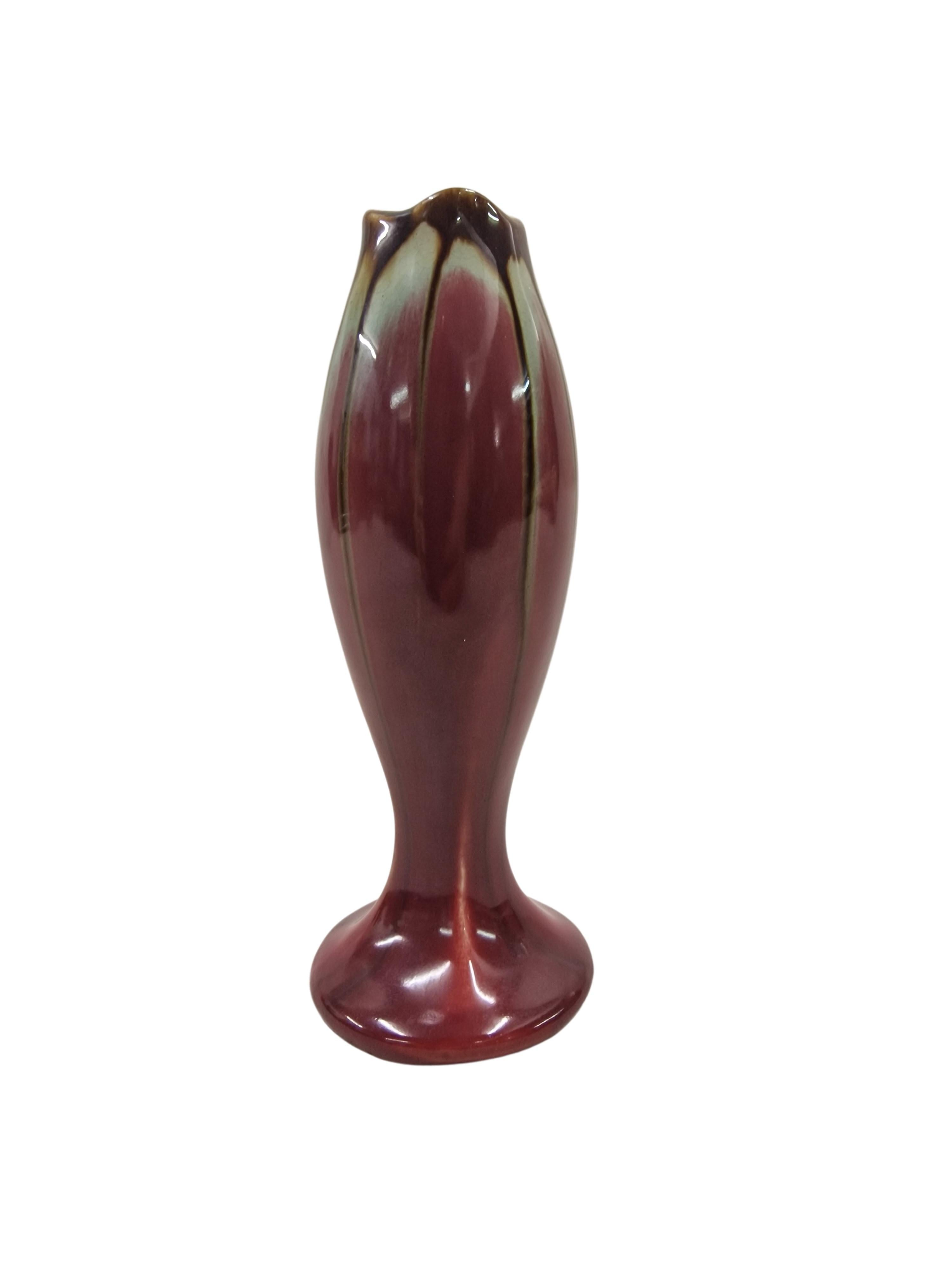 Wunderschöne Blumenvase des berühmten Herstellers Thulin aus Belgien, hergestellt in den 1930er Jahren. 

Die Vase ist in Form wie in Farbigkeit aufwendig gestaltet. Der runde Sockel geht in eine erhabene, bauchige Form über, die im oberen Auslauf