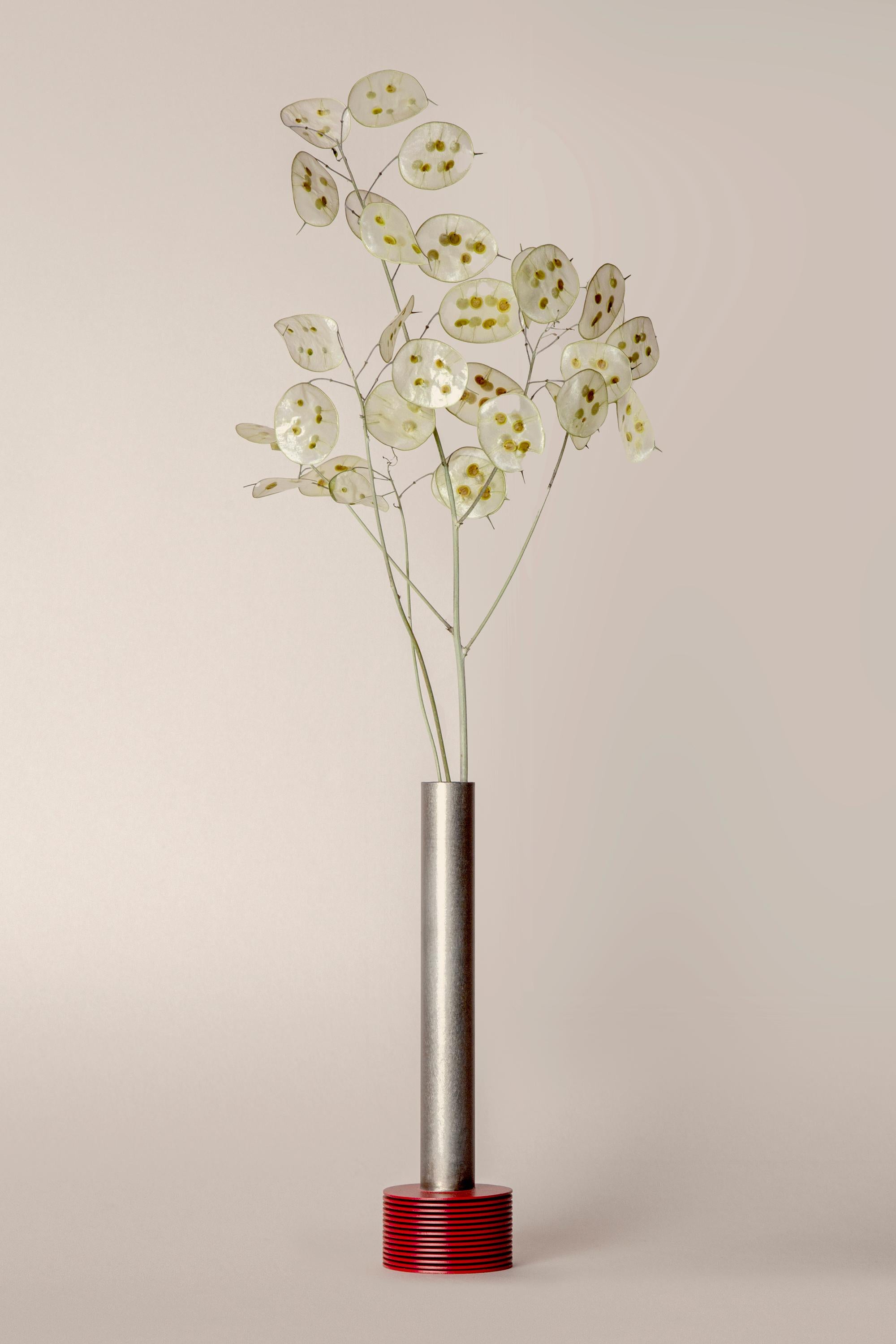 One popular way of arranging flowers in Japan is the single-flower vase. Far from being luxurious, it is a sense of wabi-sabi.
I am moved emotionally by minute changes in nature.
It is usually invisible, but it is supported by being there. This work