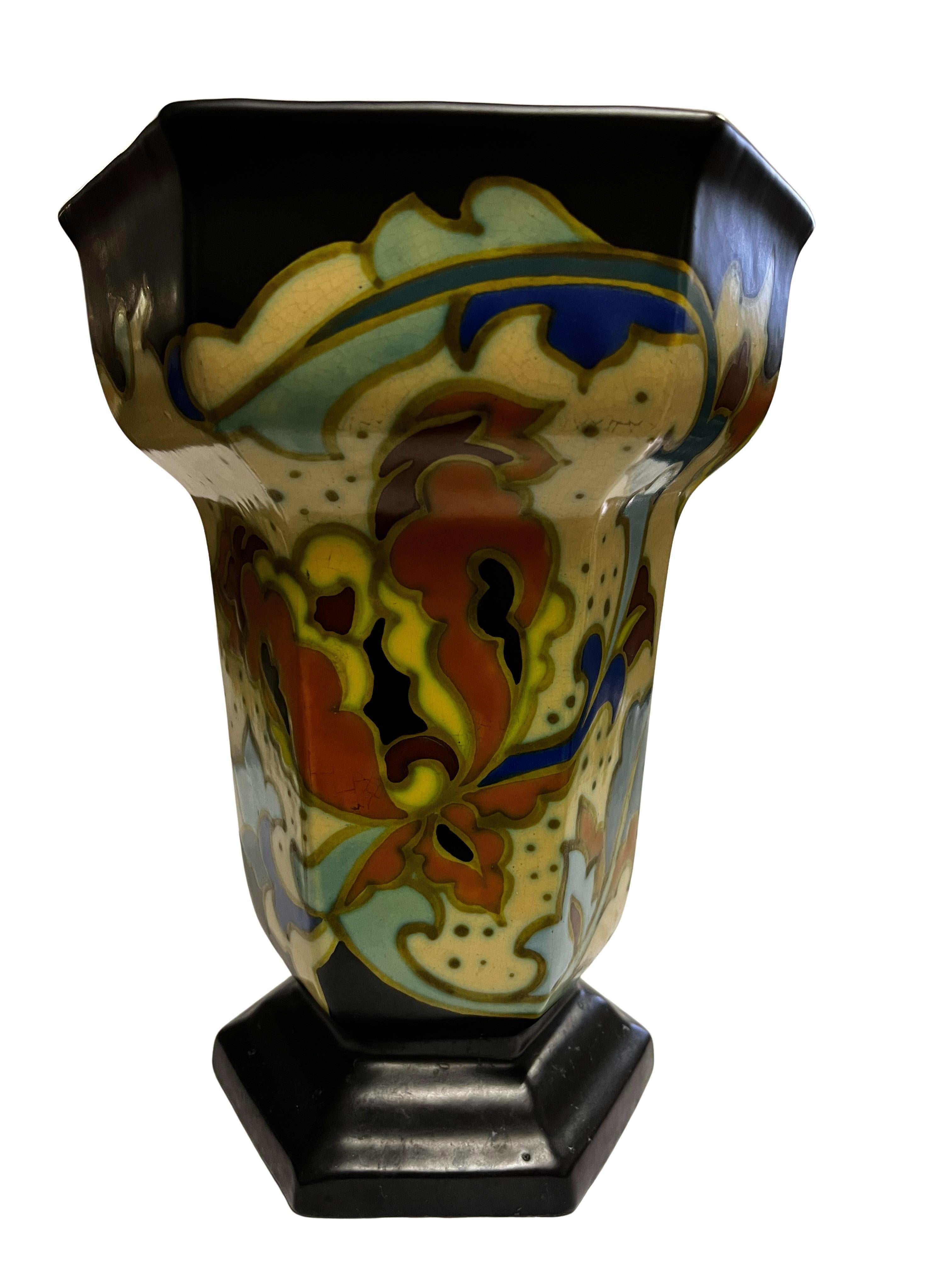 Incantevole vaso di fiori, dal design tipico degli anni '40 in Belgio, dipinto a mano di alta qualità nello stile della famosa Maison Charles Catteau.

Il vaso grande ha una forma classica, con una base rettangolare, un corpo rettangolare e
