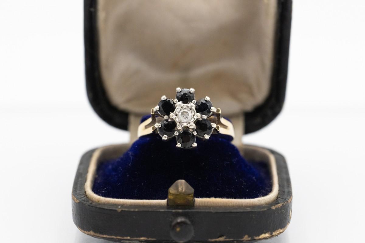 Taglio brillante Anello vintage a fiore con diamanti e zaffiri, Regno Unito, fine XX secolo in vendita