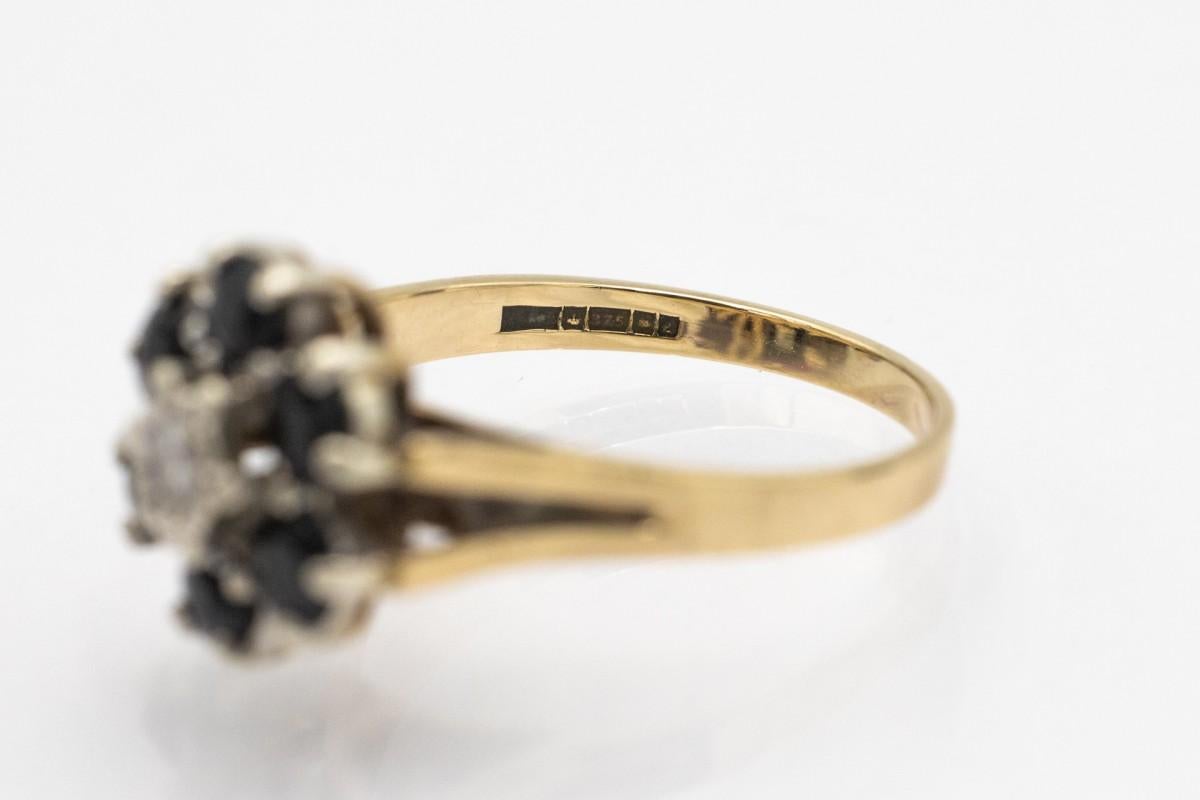 da uomo o donna Anello vintage a fiore con diamanti e zaffiri, Regno Unito, fine XX secolo in vendita