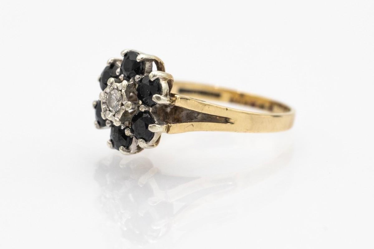Anello vintage a fiore con diamanti e zaffiri, Regno Unito, fine XX secolo in vendita 1