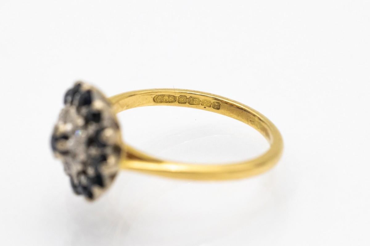 Ottagono Anello vintage a fiore con diamanti e zaffiri, Regno Unito, anni '60. in vendita