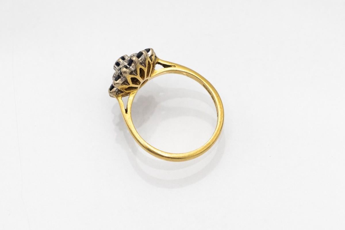 Anello vintage a fiore con diamanti e zaffiri, Regno Unito, anni '60. In condizioni buone in vendita a Chorzów, PL