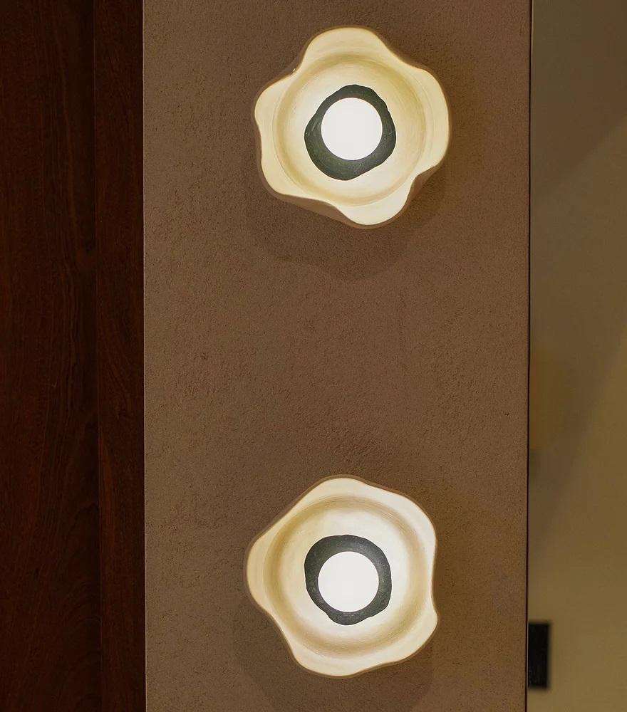 Postmoderno Lampada da parete a fiori di Harshita Jhamtani Designs in vendita