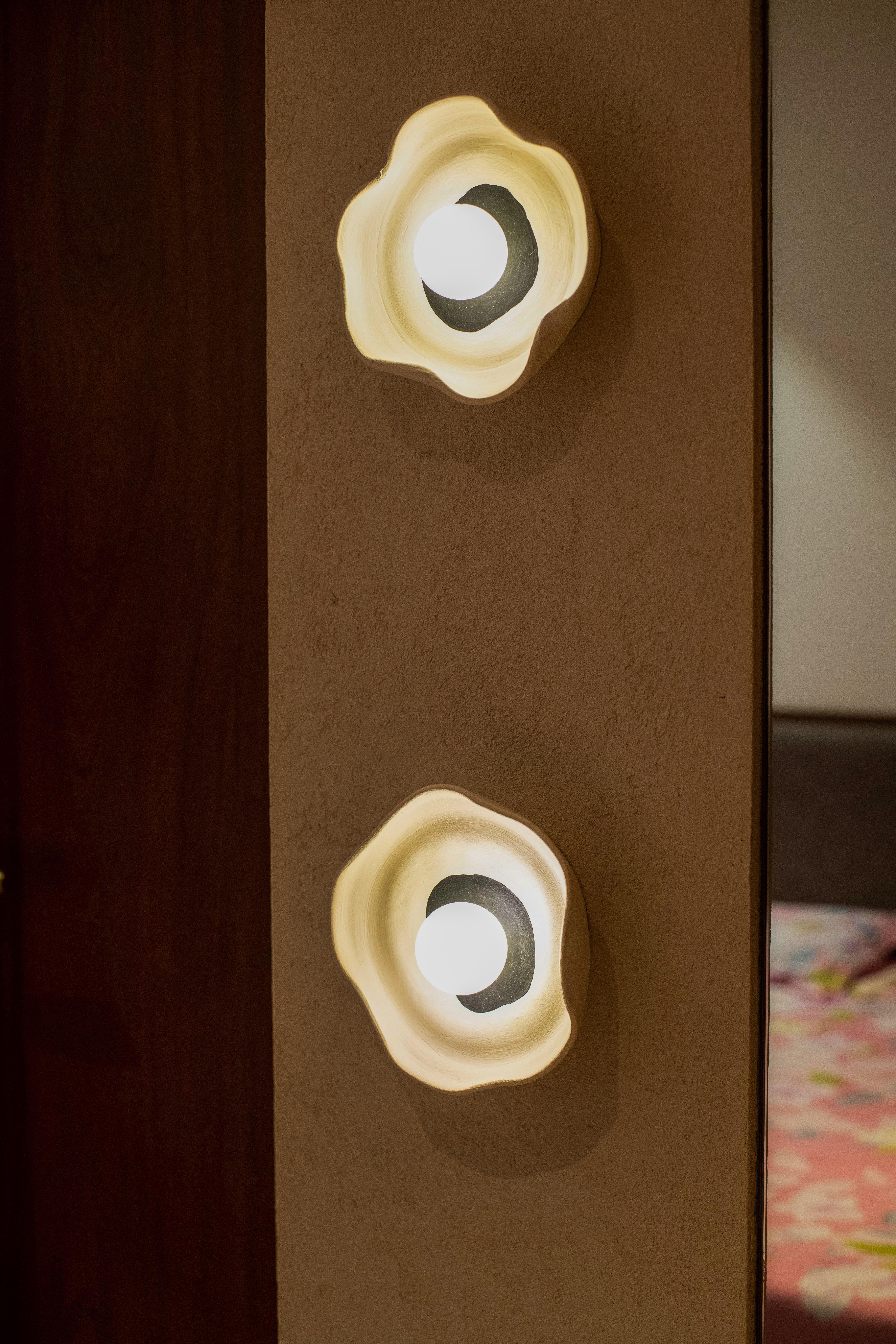 XXI secolo e contemporaneo Lampada da parete a fiori di Harshita Jhamtani Designs in vendita