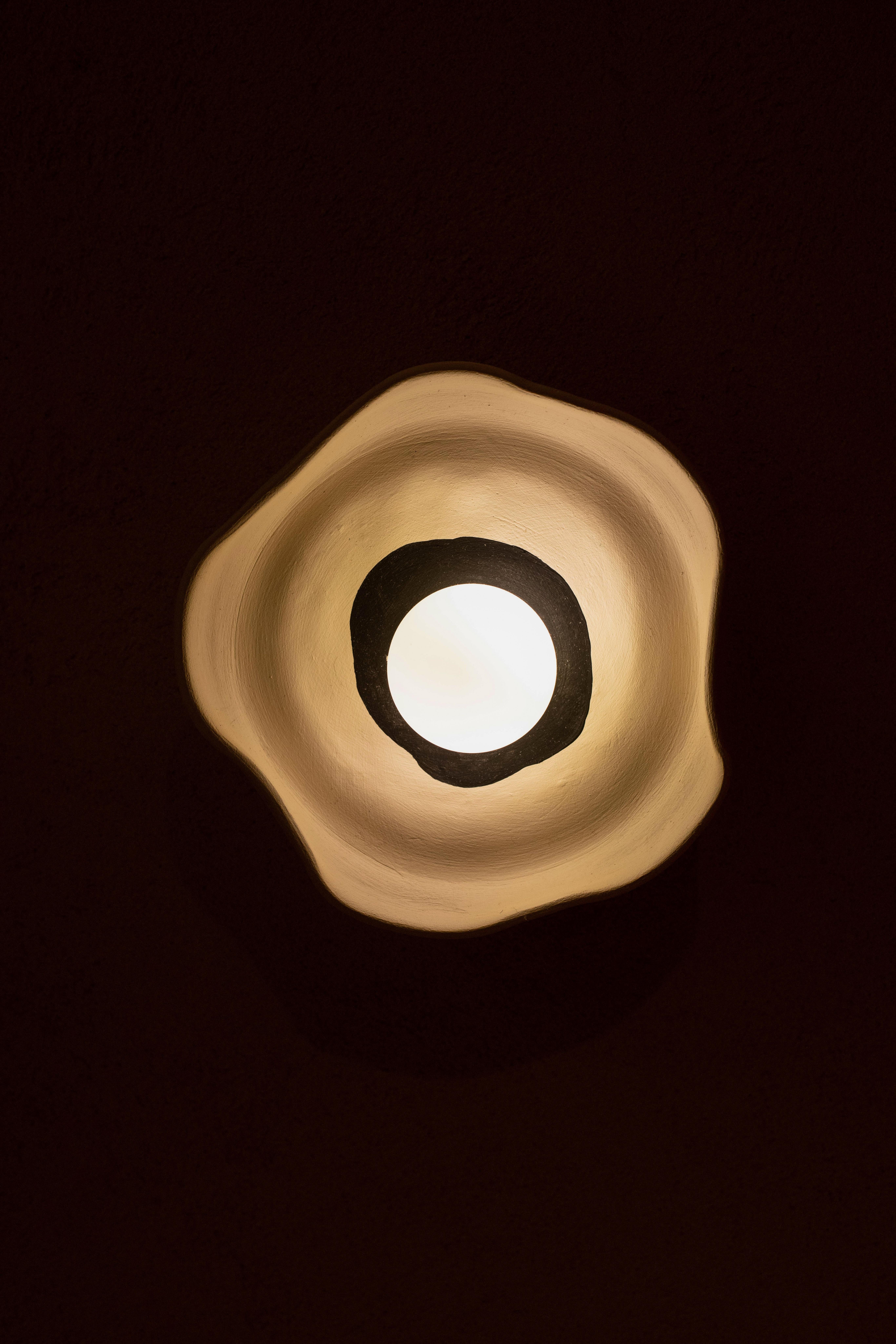 Argilla Lampada da parete a fiori di Harshita Jhamtani Designs in vendita