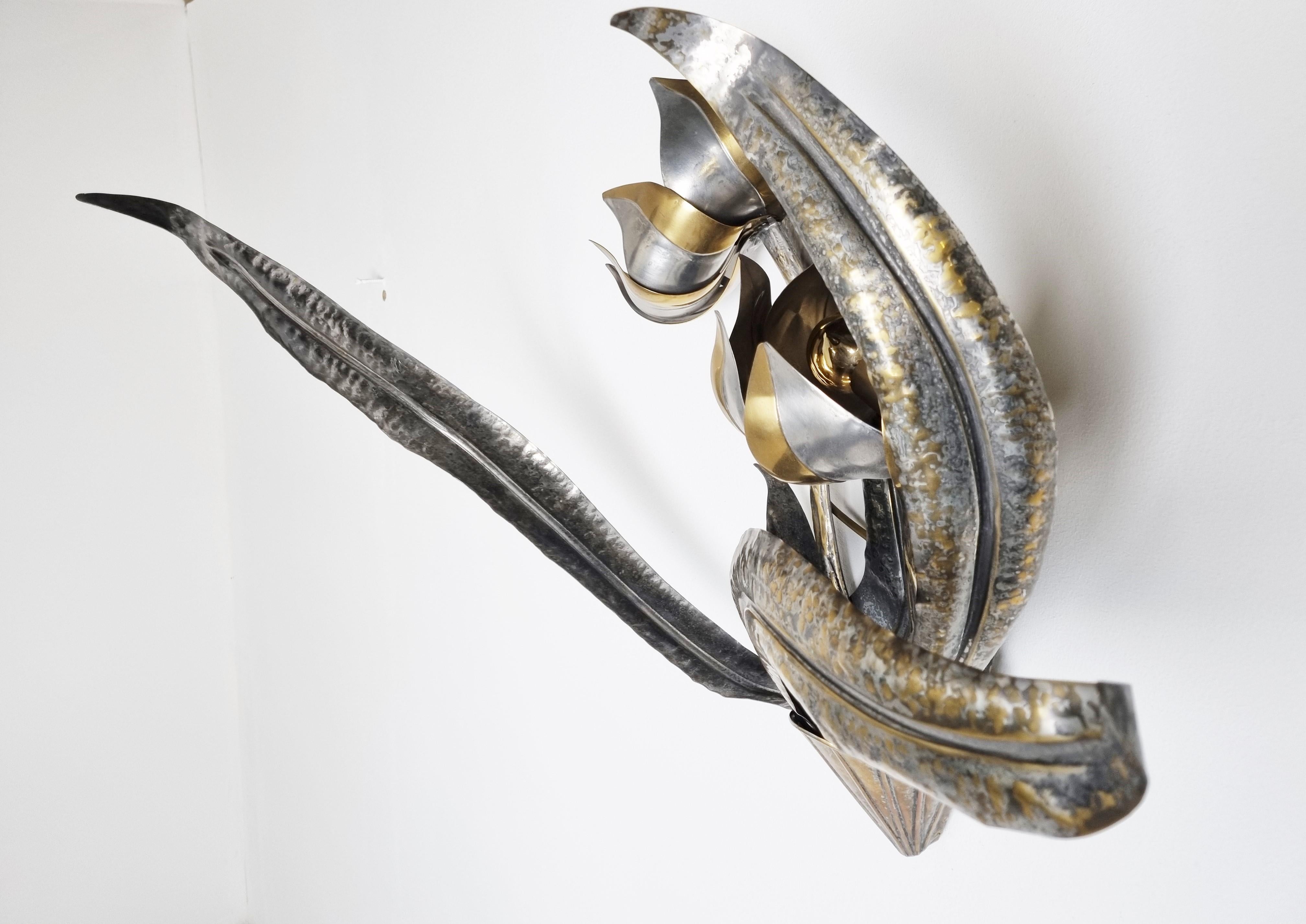 Hollywood Regency floral wall lamp by Isabelle & Richard Faure.

The leaf shaped wall lamp is made from brass and aluminum.

It is in good condition and has been tested.

The lamp works with two regular E14 light bulbs.

1970s -