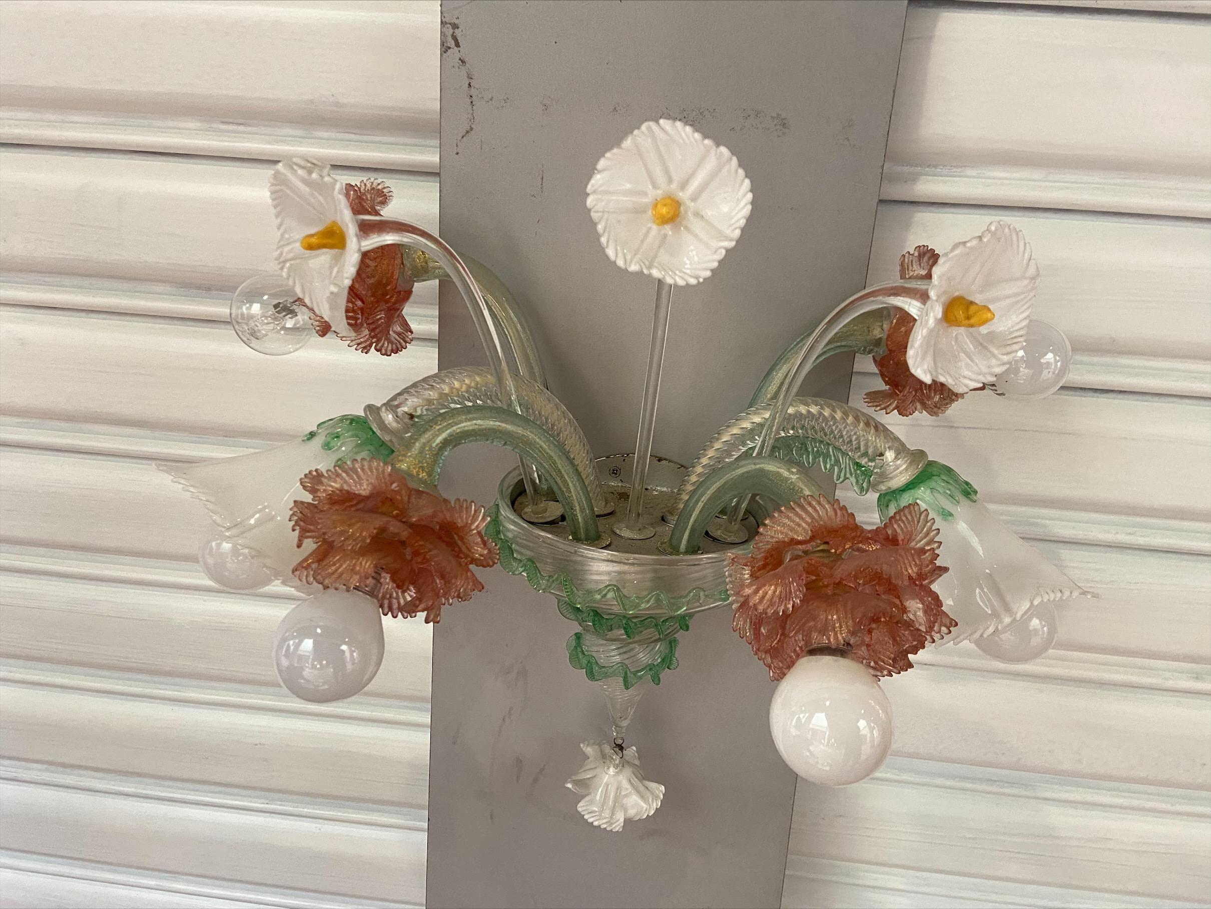 Flower wall lamp - Circa 1960
Murano glass and steel
In the Venetian style

Measures: W 48 x D 25 x H 41cm.