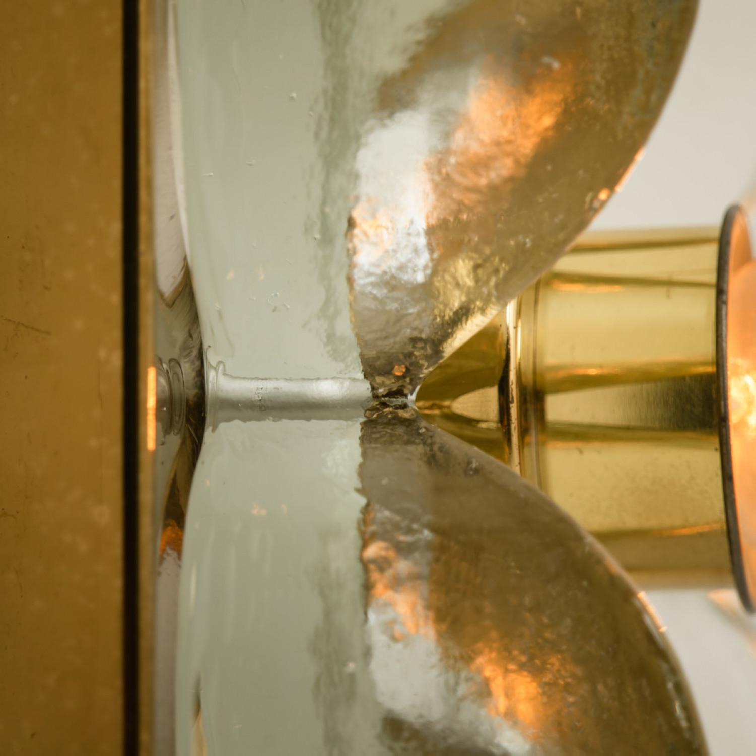 1 der 8 Blumenwandleuchten, Messing und Glas von Sische Lighting, ca. 1970er Jahre, Deutschland. Jede dieser Wandleuchten besteht aus einem Glasblumenschirm, der durch runde Metallringe mit einem quadratischen Messingsockel verschraubt ist.