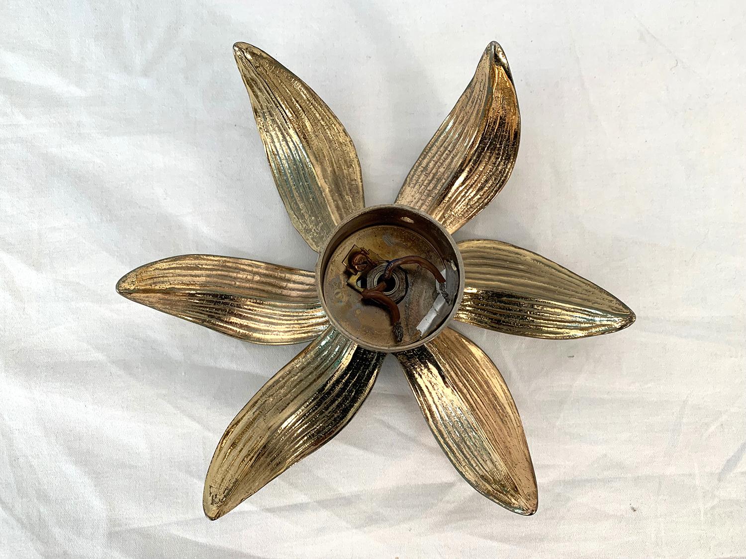 Flower Wall Sconce by Willy Daro, 1970s In Good Condition For Sale In Brussels, Brussels