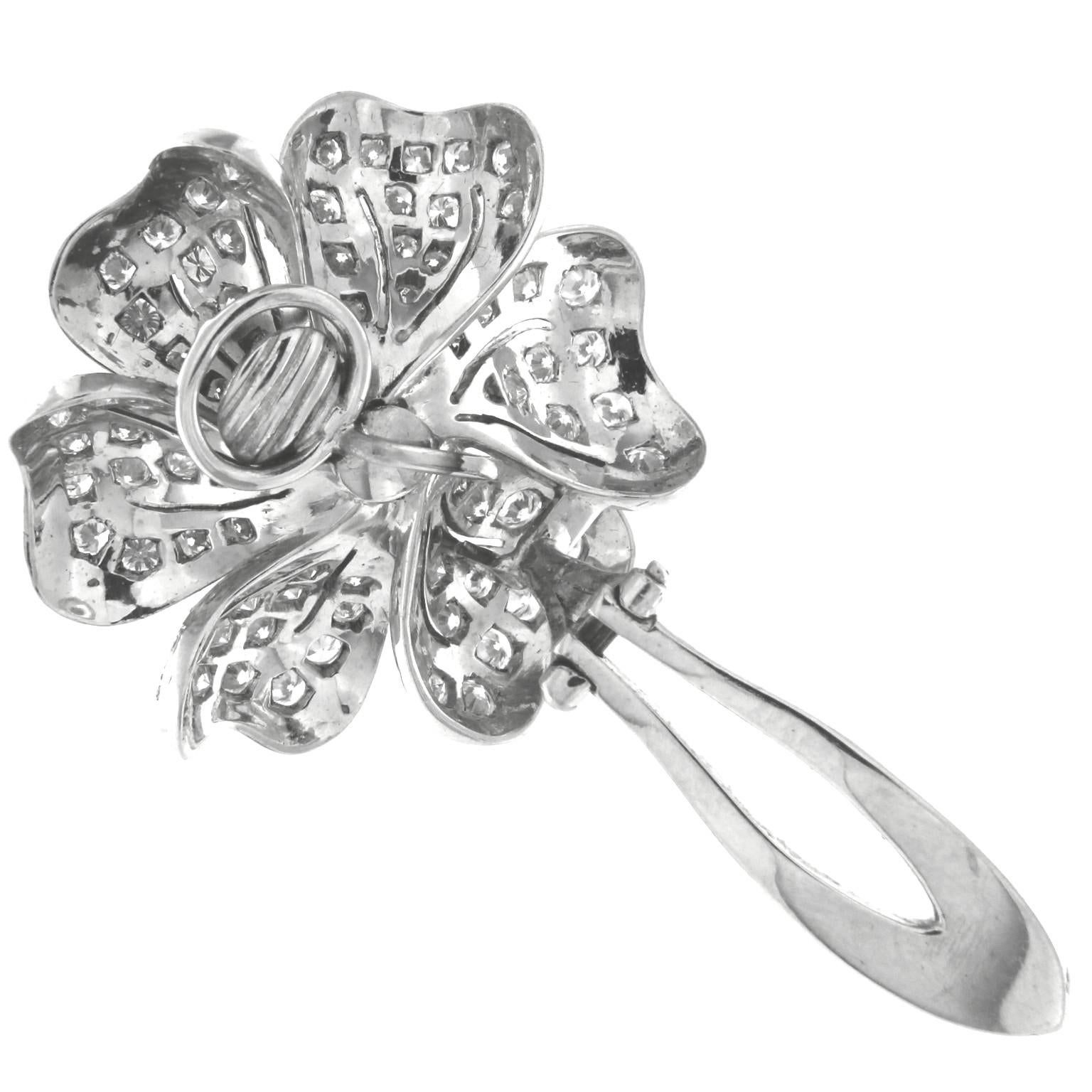 Blumen-Ohrringe aus weißem 18 Karat Gold mit Perlen und Diamanten Damen im Angebot