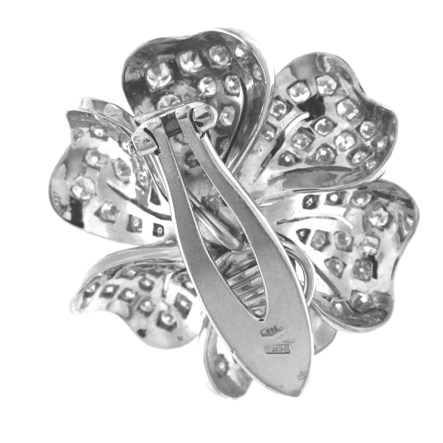 Blumen-Ohrringe aus weißem 18 Karat Gold mit Perlen und Diamanten im Angebot 1