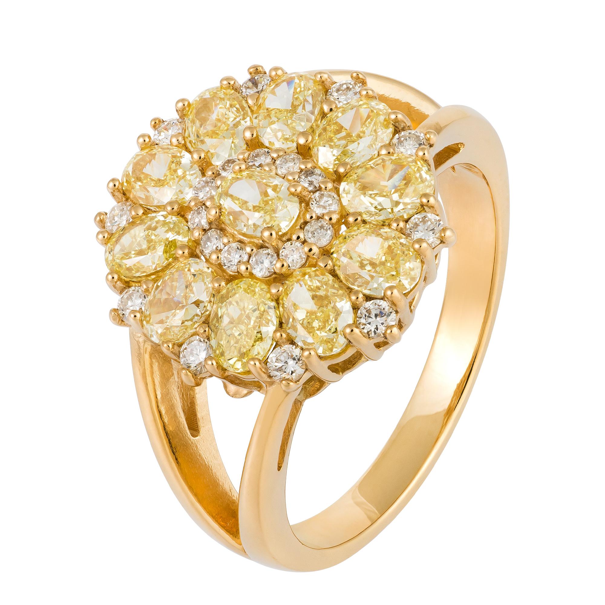 For Sale:  Flower Yellow 18K Gold White Yellow Diamond Ring for Her 2