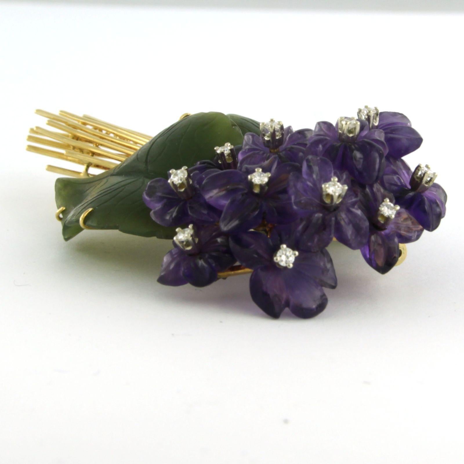Broche de oro amarillo de 18k en forma de ramo con amatista, jade y diamante talla brillante. 0,20 ct - F/G - VS/SI - dim. 5,7cm x 4,0cm

descripción detallada

el tamaño del broche es de 4,0 cm de ancho por 5,7 cm de alto y 1,6 cm de
