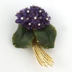 Spilla a fiore con ametista, giada e diamante taglio brillante fino a 0,20 carati in oro 18 ct.