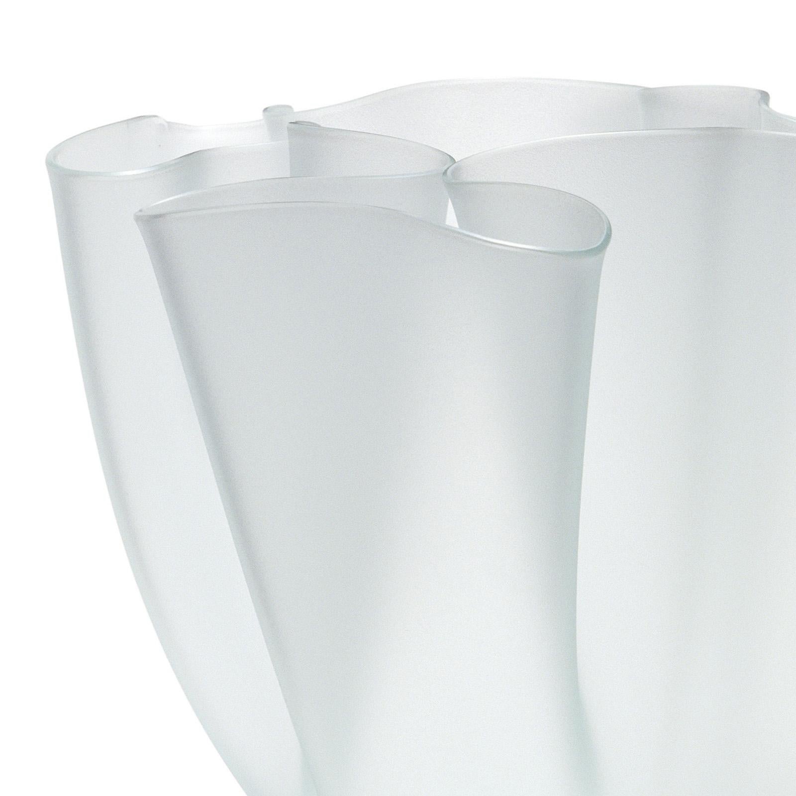 Vase blühend weiß in verschmolzenem Opal
weißes Glas, 5 mm dick.
Auch in blauer Ausführung erhältlich.