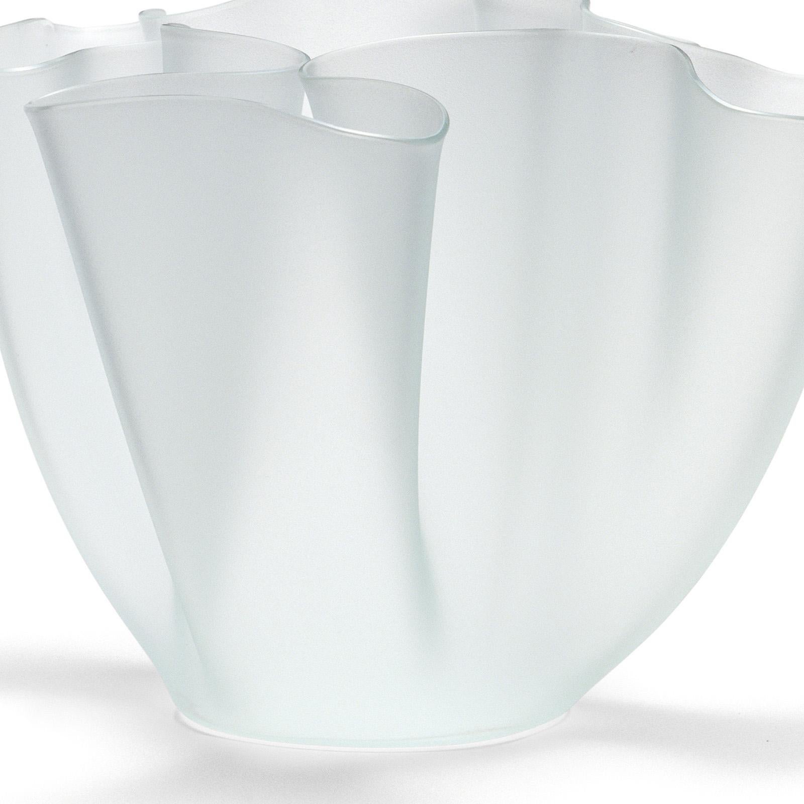 Blühende weiße Vase (Handgefertigt) im Angebot