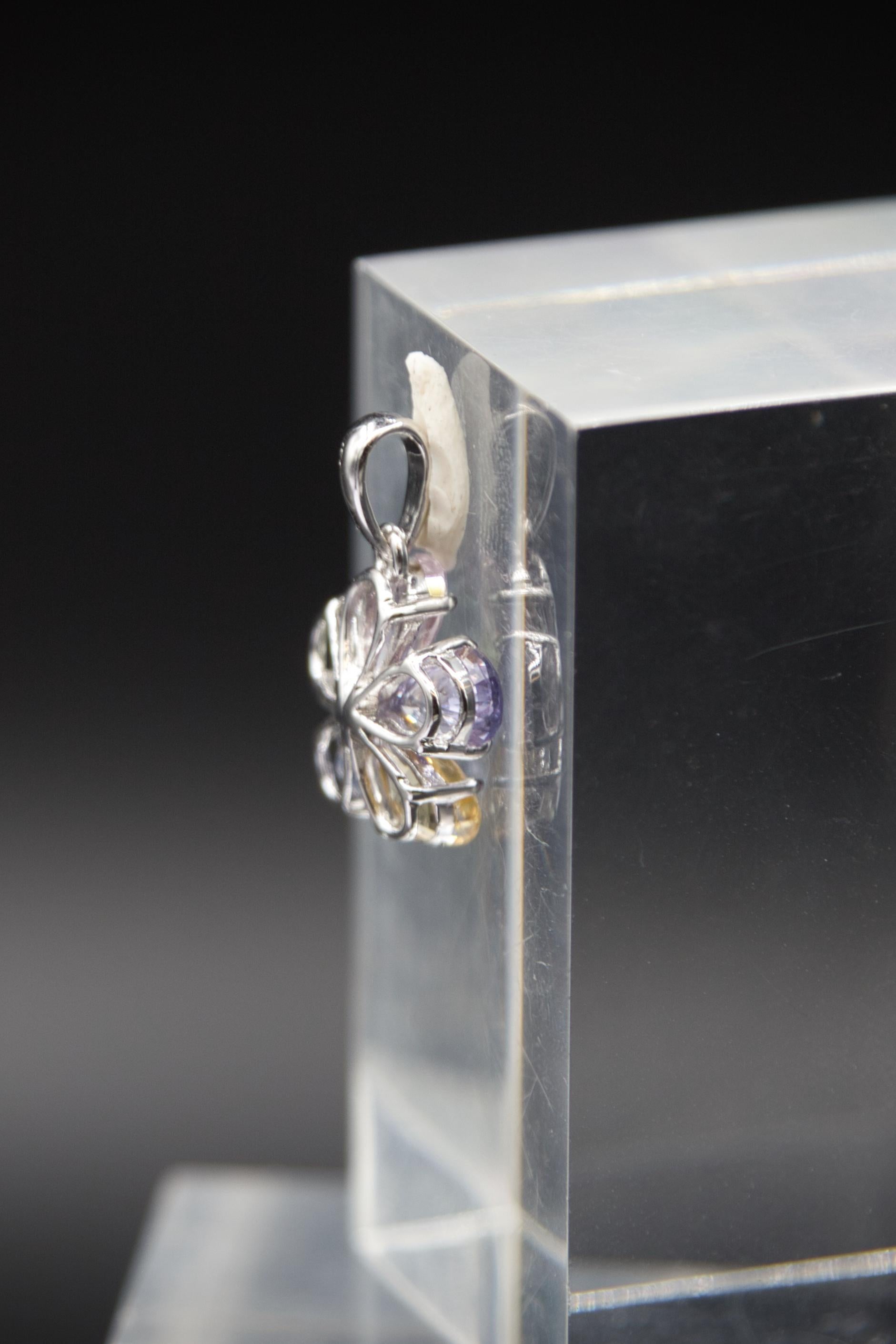 da uomo o donna Ciondolo a fiore con zaffiro colorato 18 K. in vendita