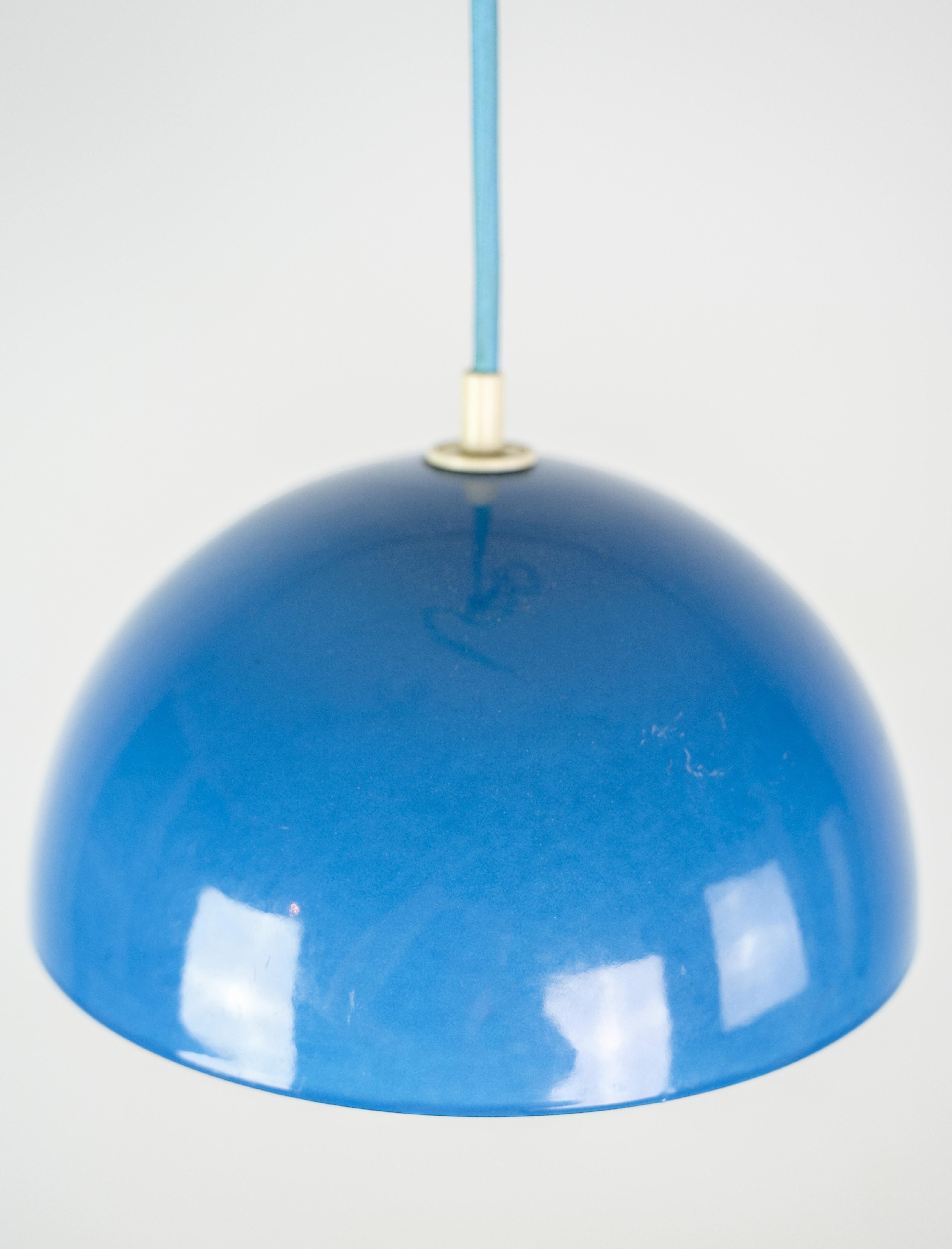 Plafonnier en forme de pot de fleurs, conçu par Verner Panton (1926-1998) VP1 en couleur bleu clair des années 1970.
Dimensions en cm : hauteur:15 diamètre : 21.
