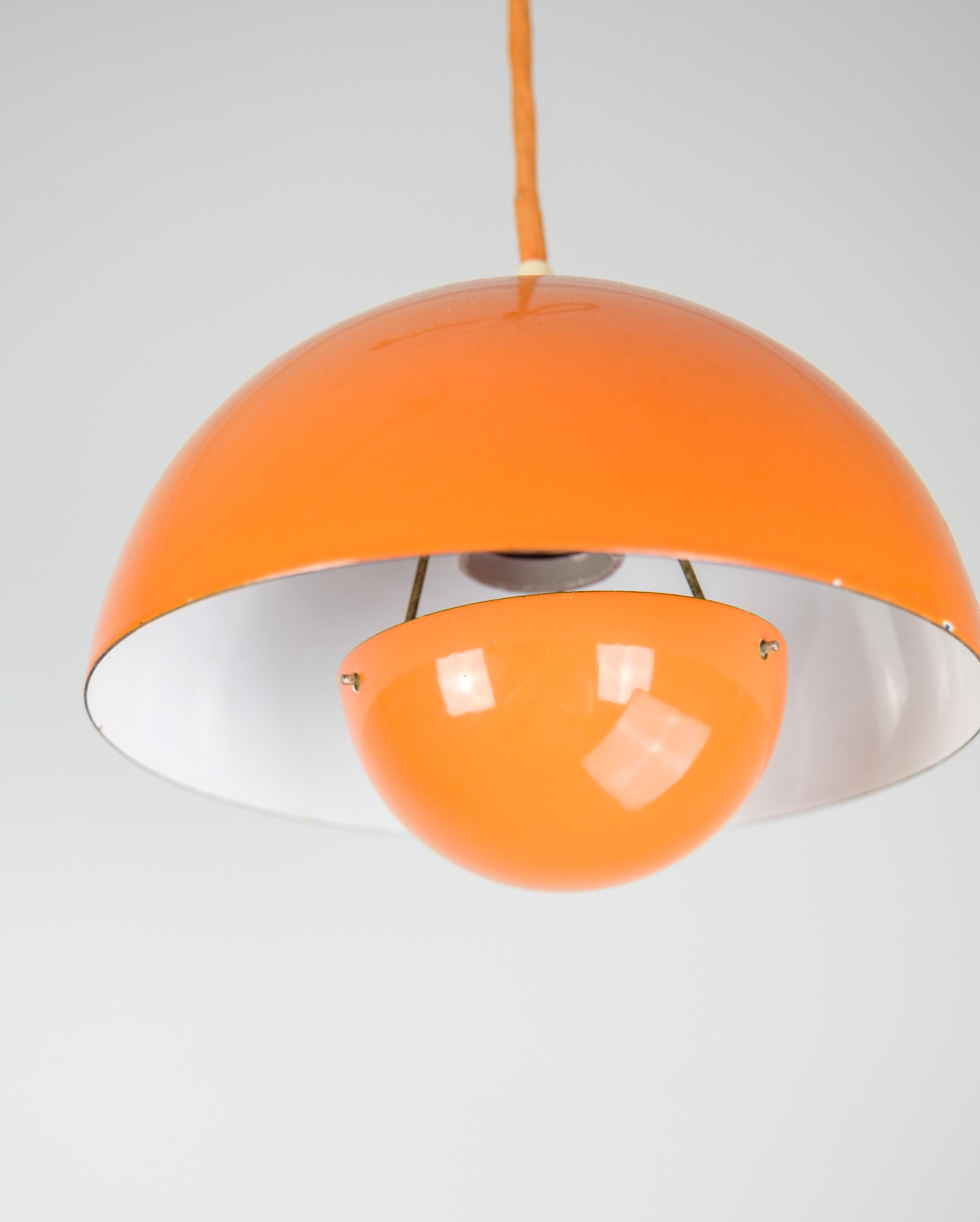 Flowerpot ceiling lamp, designed by Verner Panton (1926-1998) VP1 in yellow color from the 1970s.
Measures: H:15 dia:21.
