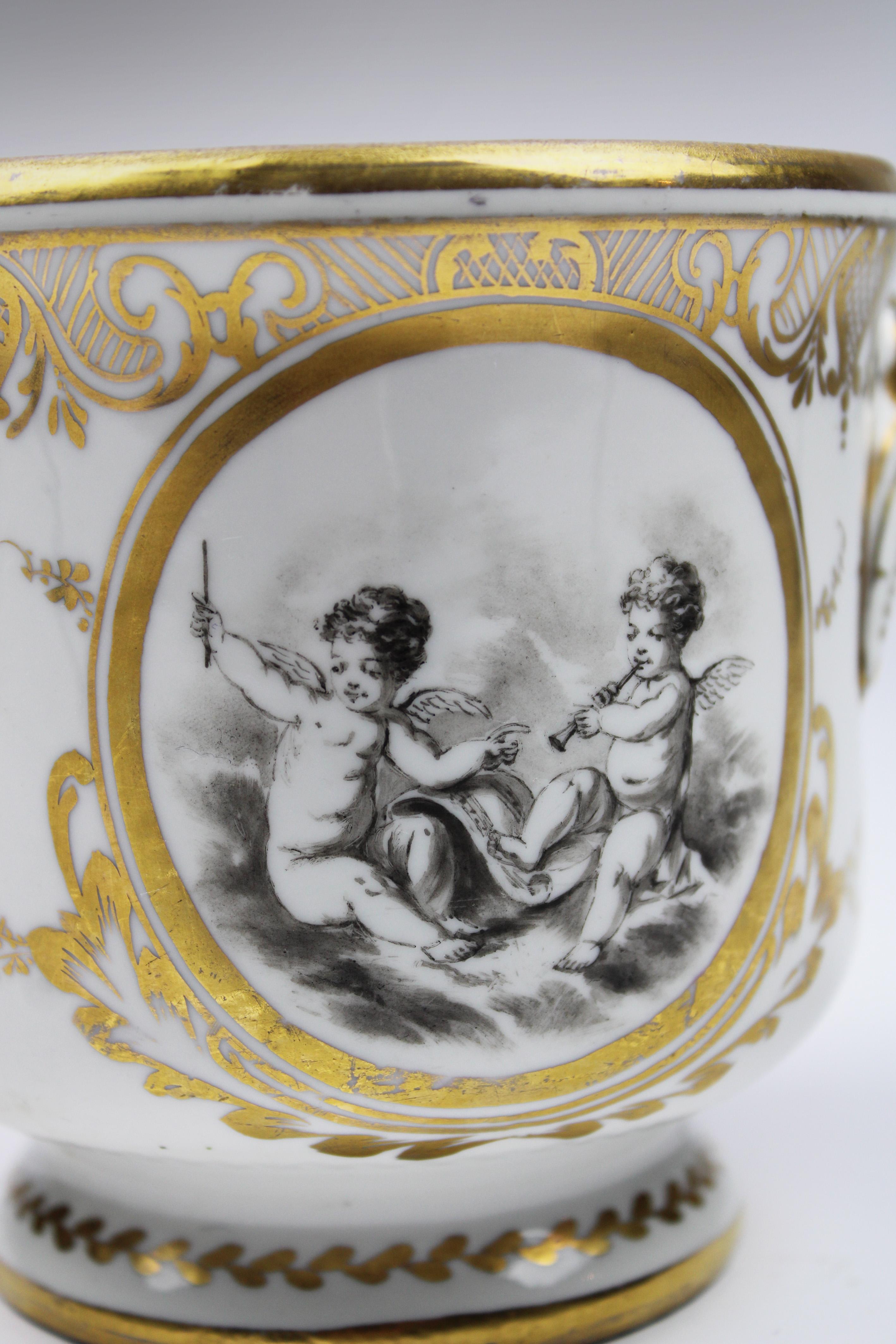 Flowerpot in Porcelain de Paris 2 sided Grisaille Painting Guilded 1900 France In Good Condition For Sale In Antwerpen, BE