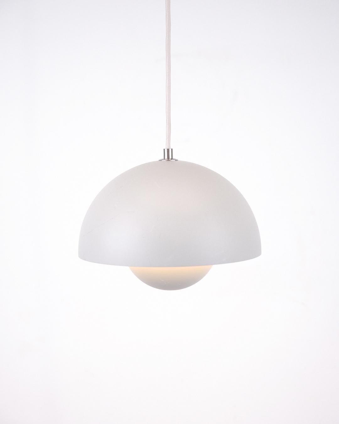 Lampada a sospensione a vaso di fiori, modello VP1, disegnata da Verner Panton nel 1968 e prodotta qui da &Tradition. La lampada è realizzata in metallo laccato grigio con il caratteristico design a doppio paralume.

- Designer: Verner Panton
-