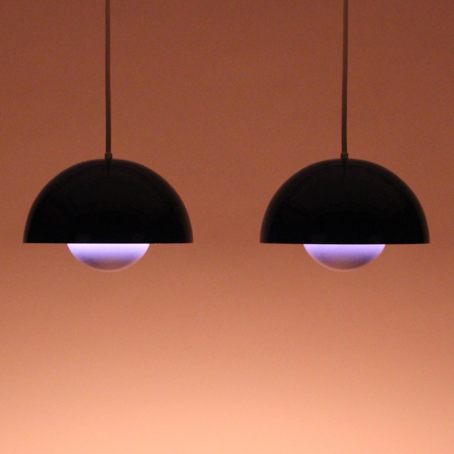 Flowerpot - blue enameled pendant pair by Verner Panton in 1968 and produced by Louis Poulsen. Iconic 1960s lighting design in very good vintage condition!

Flowerpot is a stunning light, simple and organic, with an almost magic allure. The upper