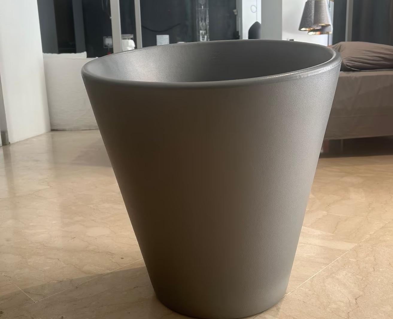 Macetero Serralunga Pisa diseño Denis Santachiara en Nuevo estado para la venta en Alcamo, IT