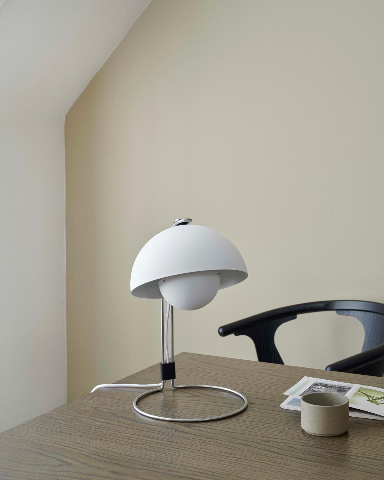 Scandinavo moderno Flowerpot VP4, Matt White , Table Lamp by Verner Panton for &Tradition in vendita