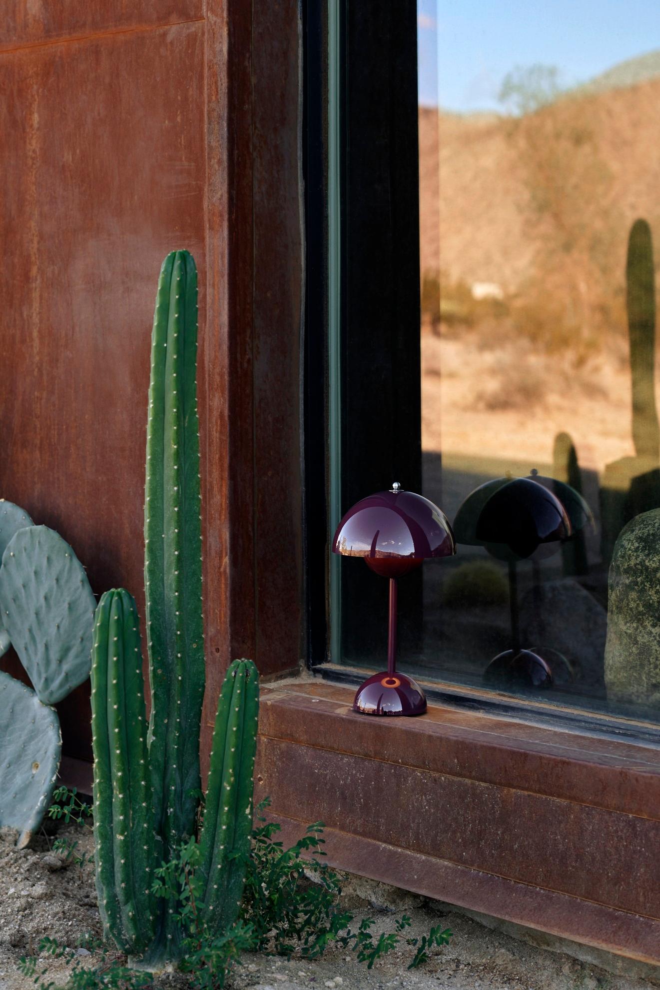 Flowerpot Vp9 Portable Dark Plum Table Lamp by Verner Panton for &Tradition In New Condition For Sale In Dubai, AE