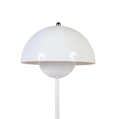 Flowerpot Vp9 Portable Glossy White Table Lamp from Verner Panton