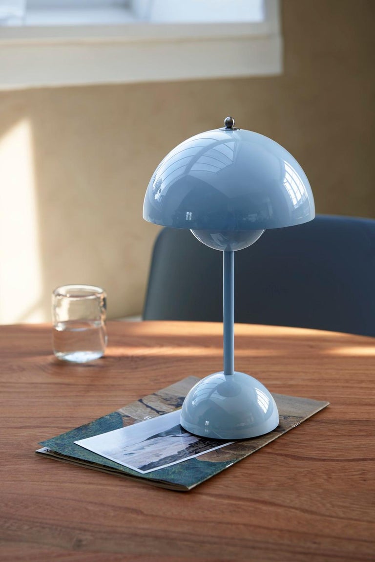 Lampe de table portable Flowerpot Vp9 bleu clair de Verner Panton sur  1stDibs