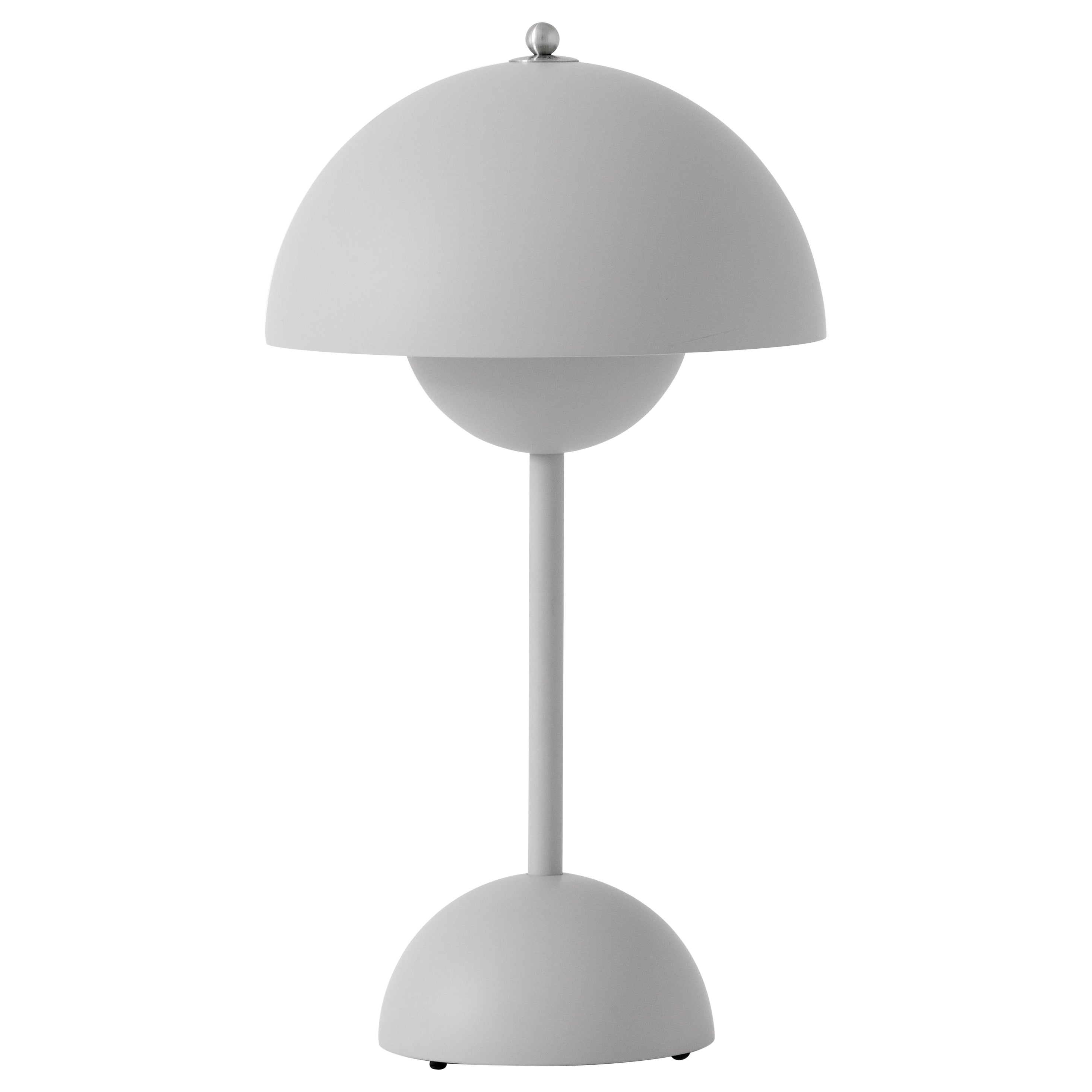 Flowerpot Vp9 Lámpara de sobremesa portátil en gris mate byVerner Panton para &Tradition
