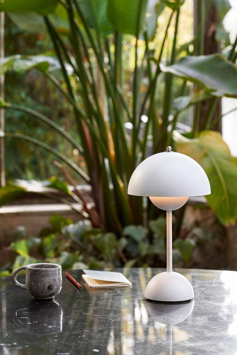 Scandinavian Modern Flowerpot Vp9 Portable Matt White Table Lamp from Verner Panton For Sale