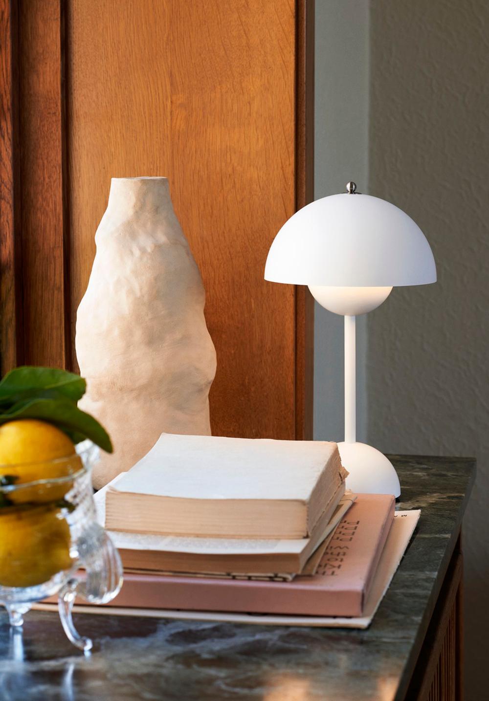 Scandinave moderne Lampe de bureau à fleurs Vp9 portable blanc mat de Verner Panton en vente